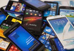 Des smartphones en vrac pour une vente d'occasions