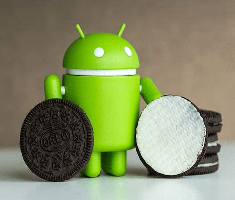 Figurine Android avec un Oréo Figurine Android avec un Oréo