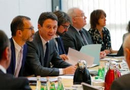 Nokia maintient son plan social tout en promettant de nouveau d'embaucher 500 nouveaux ingénieurs.