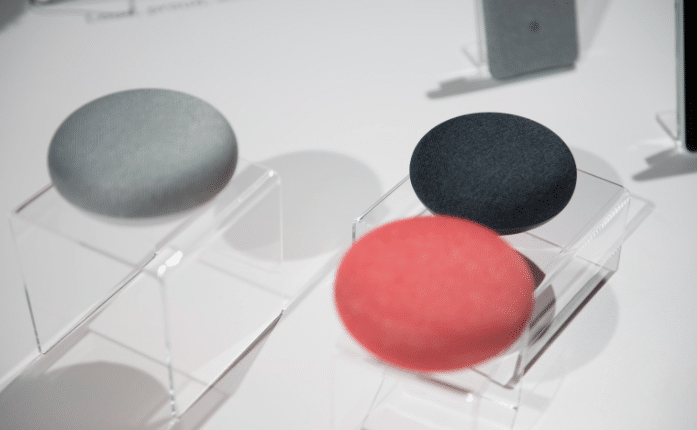 La nouvelle enceinte Google Home Mini se fond dans le décor