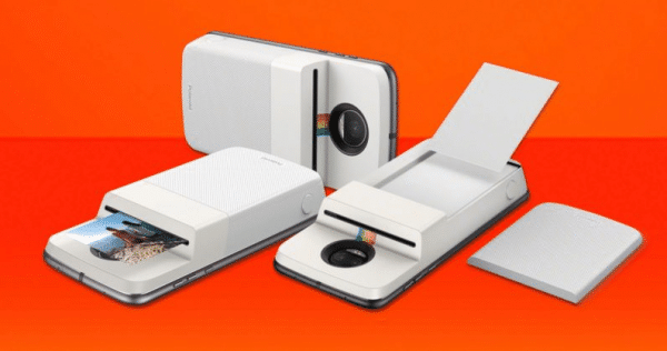 Motorola s'est allié avec Polaroid pour proposer ce nouveau gadget.