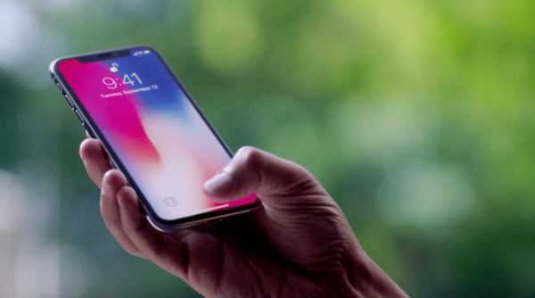 Un heureux détenteur d'iPhone X.