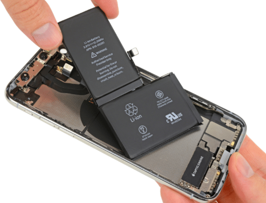 Intérieur et batterie du smartphone de la marque Apple. 