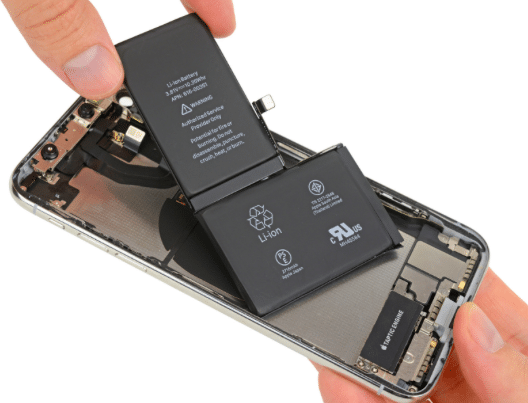 Intérieur et batterie du smartphone de la marque Apple.