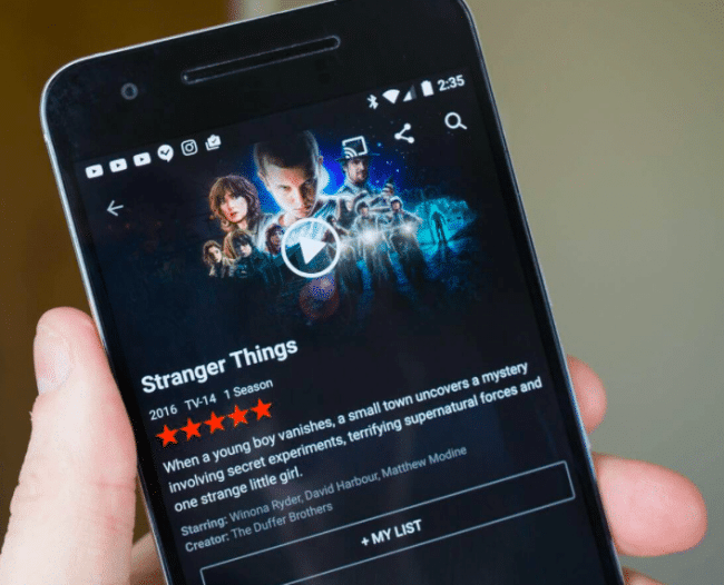 Smartphones mobilisés pour regarder des séries à succès Netflix.