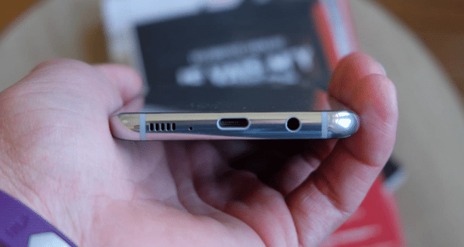 Le port micro-SD permet de transférer des données entre smartphones, ou bien vers un ordinateur. Le Samsun Galaxy S9 en sera peut-être dépourvu.