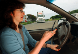 Téléphoner au volant : vers une suspension du permis de conduire ?