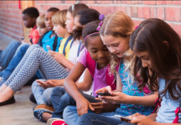 Le smartphone bientôt interdit au collège.