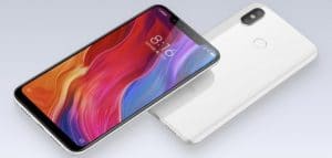 Le design du Xiaomi Mi 8, bien que proche de celui de l'iPhone X, n'en est pas moins réussi.