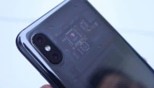 Le design du Xiaomi Mi 8 explorer est innovant avec sa face arrière transparente.