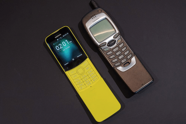 Nokia 8110 nouveau et ancien modèle.