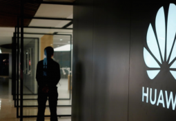 Huawei attaque l'opérateur Verizon.