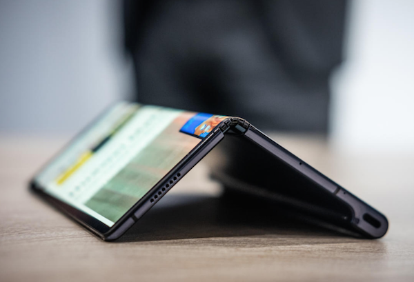 Le smartphone pliable de Huawei ne sera pas disponible tout de suite à cause des problèmes que rencontre la firme