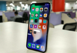 Le designer Jony Ive ayant travaillé sur de nombreux produits Apple démissionne.