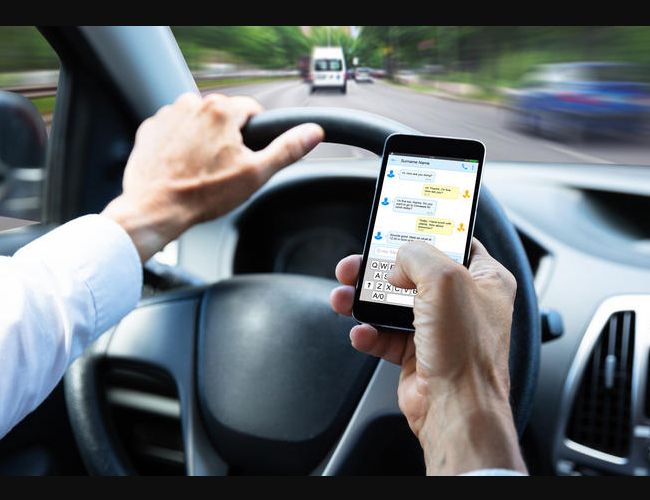 Utiliser son smartphone au volant d'un voiture, une cause d'accidents encore plus graves.