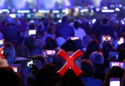 Les smartphones bientôt rayés du paysage durant les spectacles.