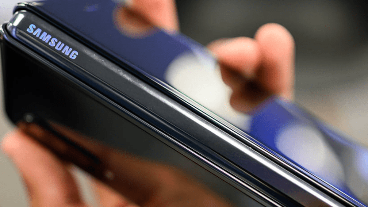 Samsung smartphone pliable. Samsung smartphone pliable.